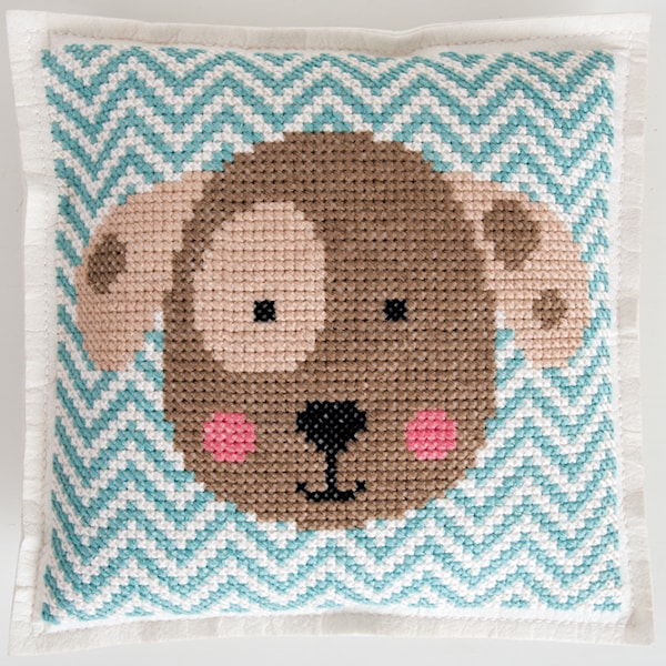 Broderi Kudde i filt med stansade hål Hund set 42 x 42 cm