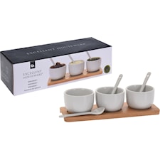 Skålar med skedar på bricka