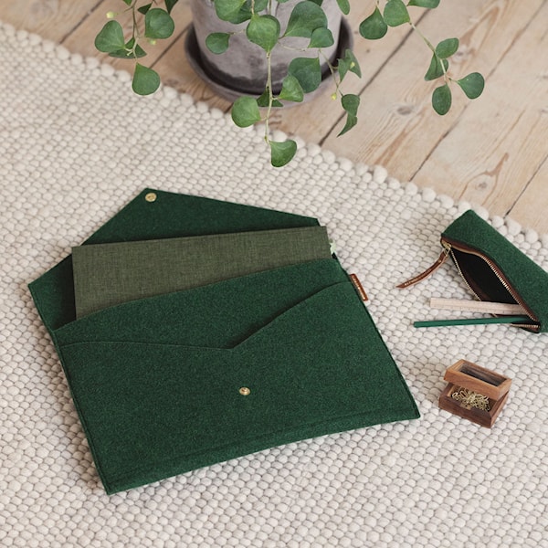 Laptopomslag A4 i økologisk ull Forest Green P.A.P & PAPERSTYLE