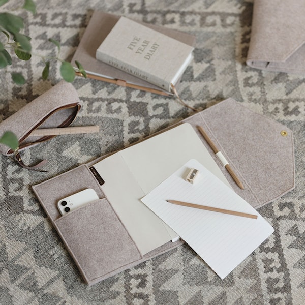 Bokomslag i økologisk ull Sand 20 cm P.A.P & PAPERSTYLE