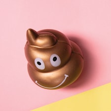 Stressboll Gyllene Bajskorv