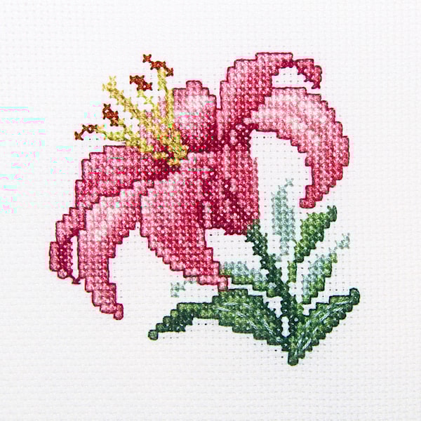 Broderisett med rosa lilje 10x10 cm RTO