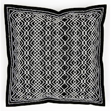 Broderi Kudde i filt med stansade hål Off-white på svart set 42 x 42 cm