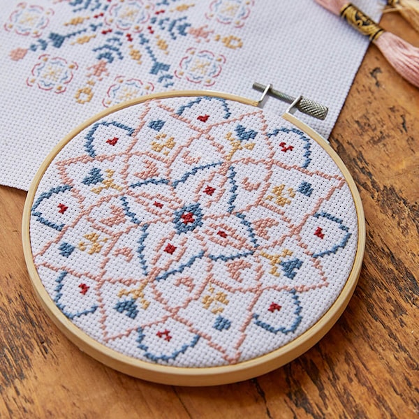 Broderisett med 2 mandalamotiver fra DMC Mindfulness
